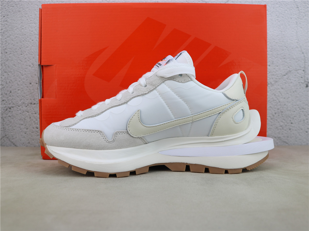 Sacai X Nike Vaporwaffle Sail Gum DD1875-100